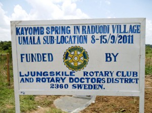 Källan i Kayomb är sponrad av Ljungskile Rotaryklubb.