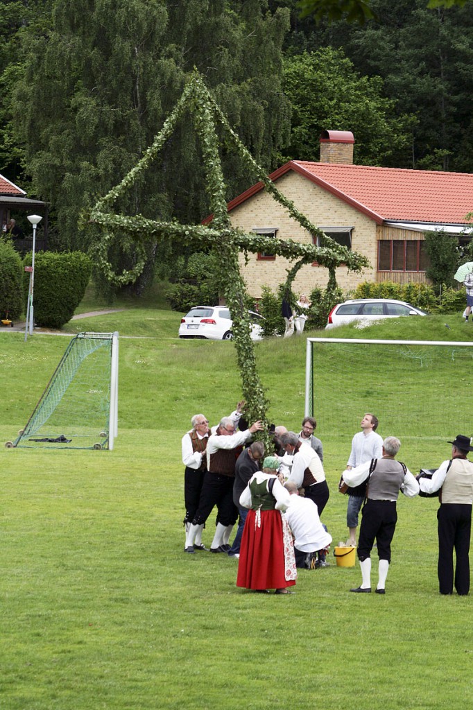 Midsommarstången reses.