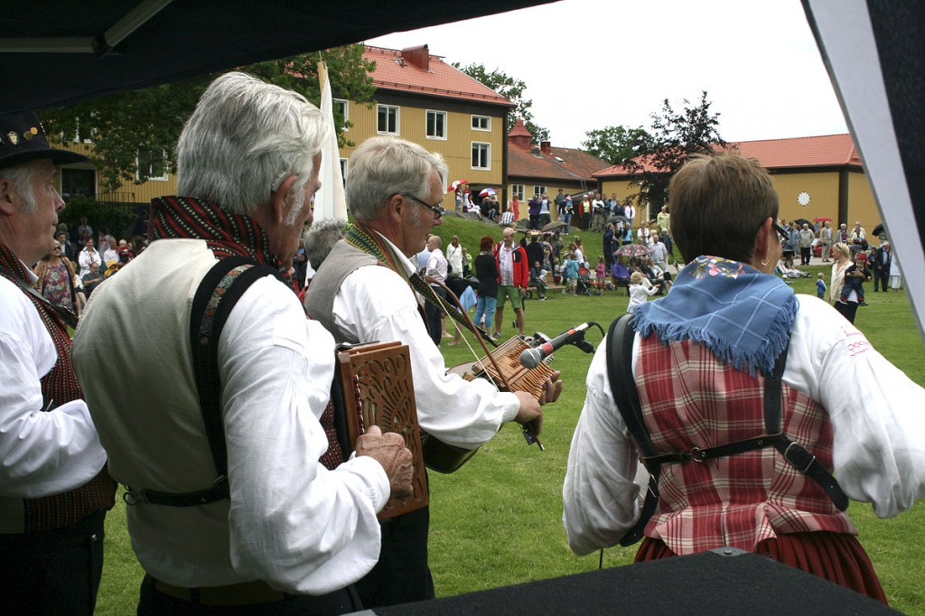 Ljungskile dansare och spelmän med Kurt Blad på nyckelharpa.