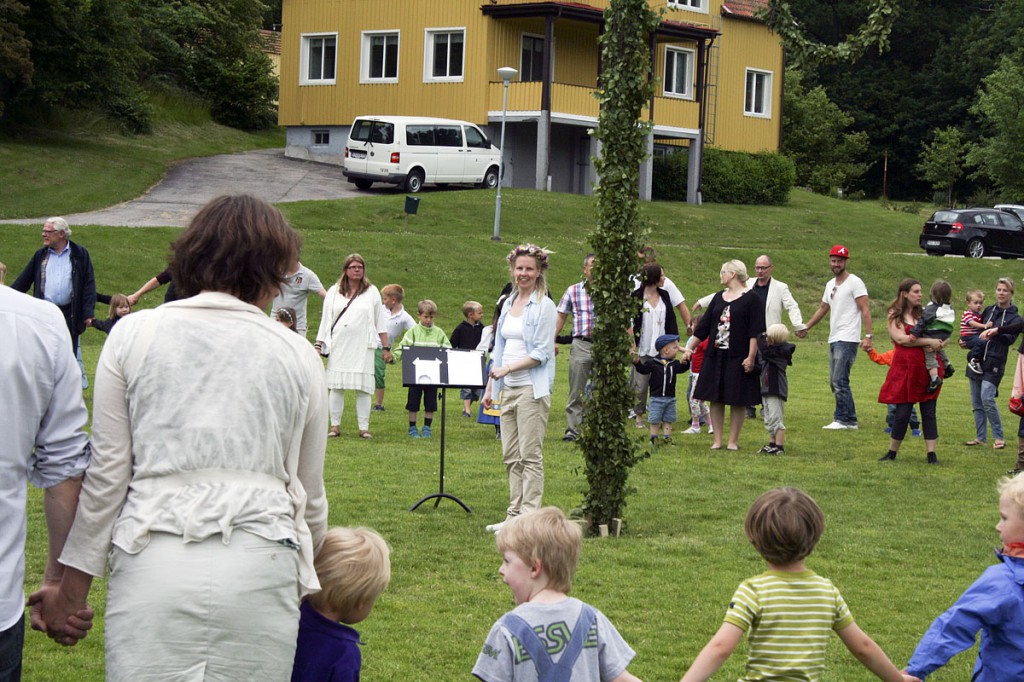 Lindy Boström ledde ringdansen.