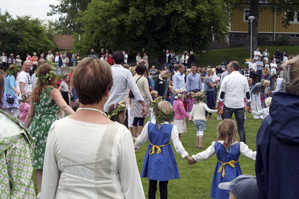 Många deltagare fanns det i ringdansen.