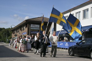 Fanorna vajade på Vällebergsvägen. Fanorna vajade på Vällebergsvägen.