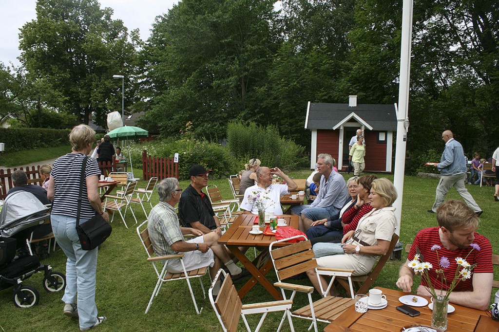 Det var varmt och skönt att sitta utomhus vid Lyckorna torp med en kopp kaffe och mingla.