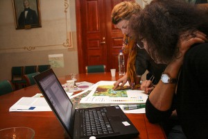 Koncentrerat grupparbete.