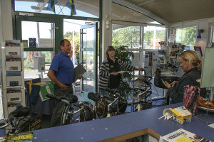 Glassplitter och förödelse inomhus.