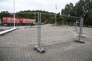 Där grusplanen är fanns turistbyrån.