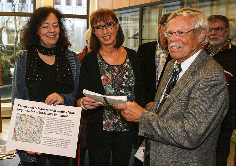Kommunfullmäktiges ordförande Ralph Steen (FP) tog emot namnunderskrifterna.