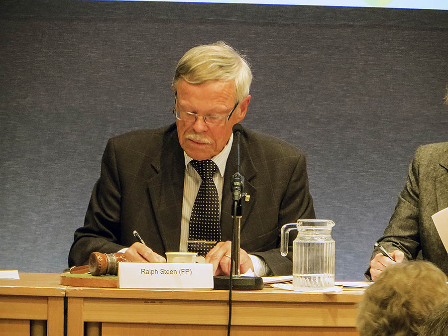 Ralph Steen (FP) kommunfullmäktiges ordförande sammanställer rösterna