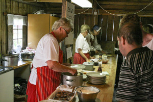 Full fart vid sill- och äggostdisken.