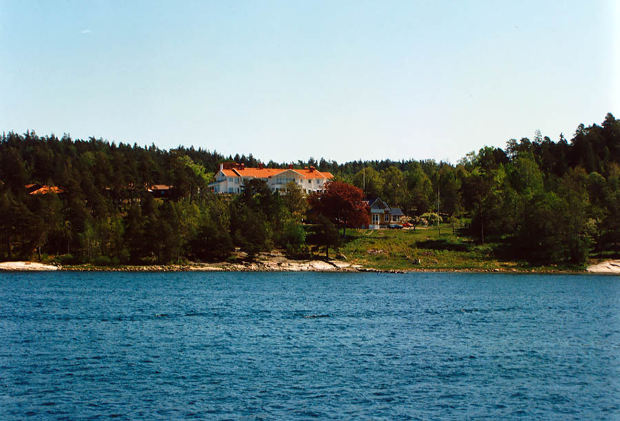 Åh stiftsgård sedd från sjön
