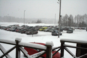 Väfylld parkering i snöyran...
