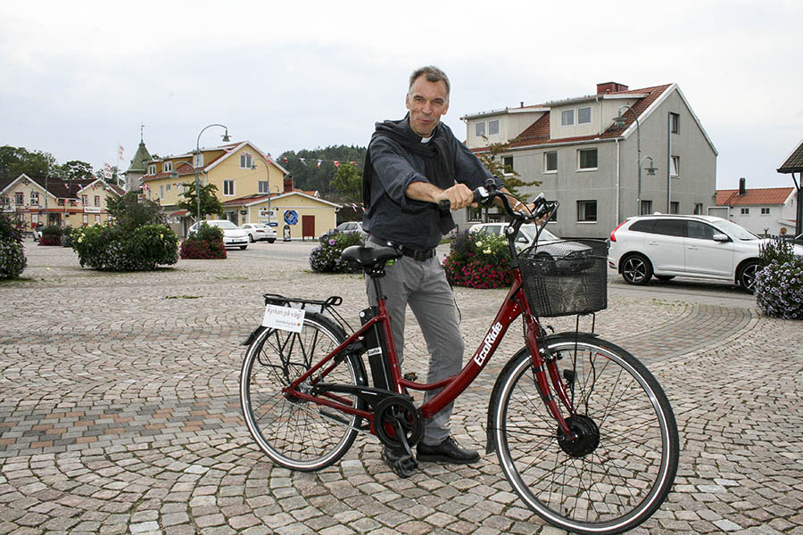 Kyrkoherde Stefan Klint med sitt tjänstefordon, en elcykel.
