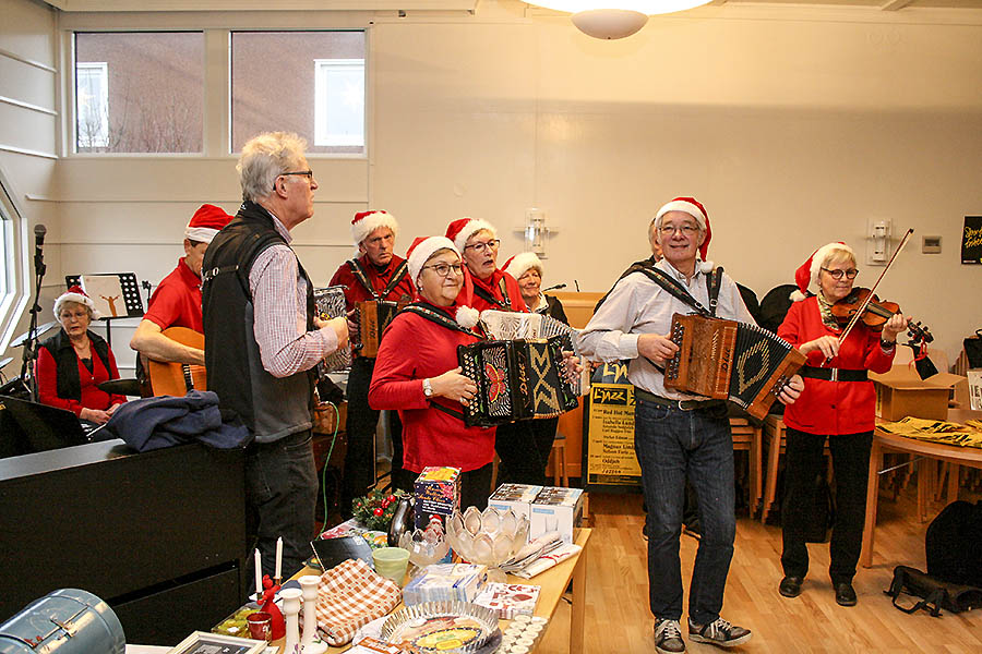 Ljungskile dansare och spelmän spelade julmelodier på löpande band under ledning av Kurt Blad.