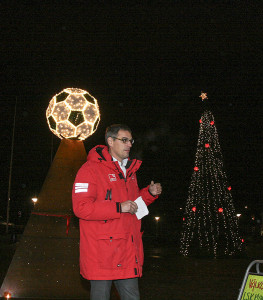 Björn Wolgast, VD på Uddevalla Energi AB, höll ett kort tal innan han klippte det röda bandet.