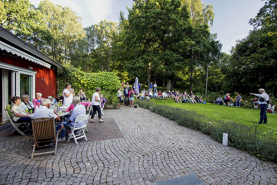 Föreläsning på Tjöstelsröd medan deltagarna drack sitt medhavda kaffe. (Bild Ingemar Nordmark ©).
